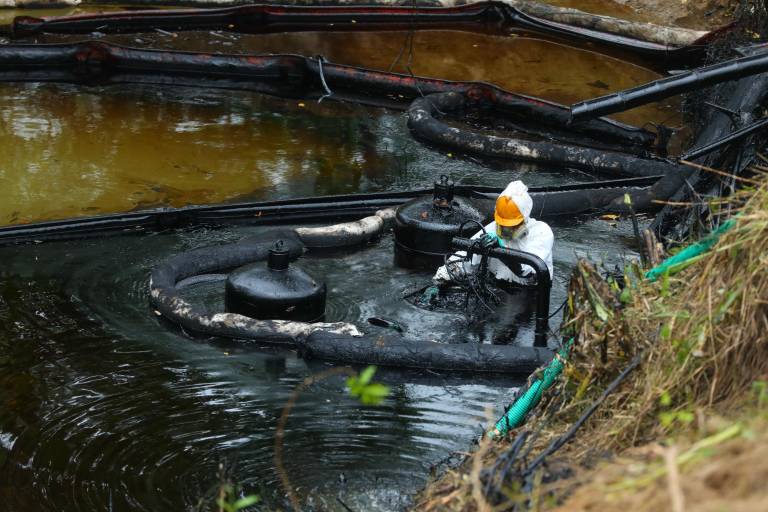 $!Más de 25 mil barriles de petróleo se derramaron en Esmeraldas el pasado marzo por una ruptura en el SOTE.