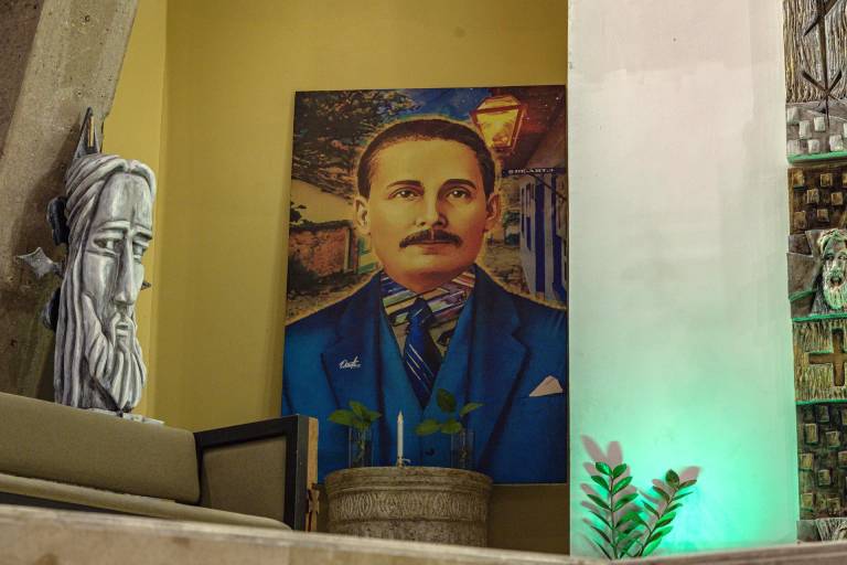 $!Fotografía de una imagen del beato venezolano José Gregorio Hernández, en el interior de la parroquia eclesiástica San Antonio María Claret este martes, en Maracaibo (Venezuela).