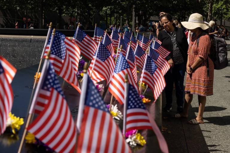 $!La zona cero se convirtió en un atractivo turístico de Nueva York. Los familiares de las víctimas los recuerdan cada año colocándoles una bandera.