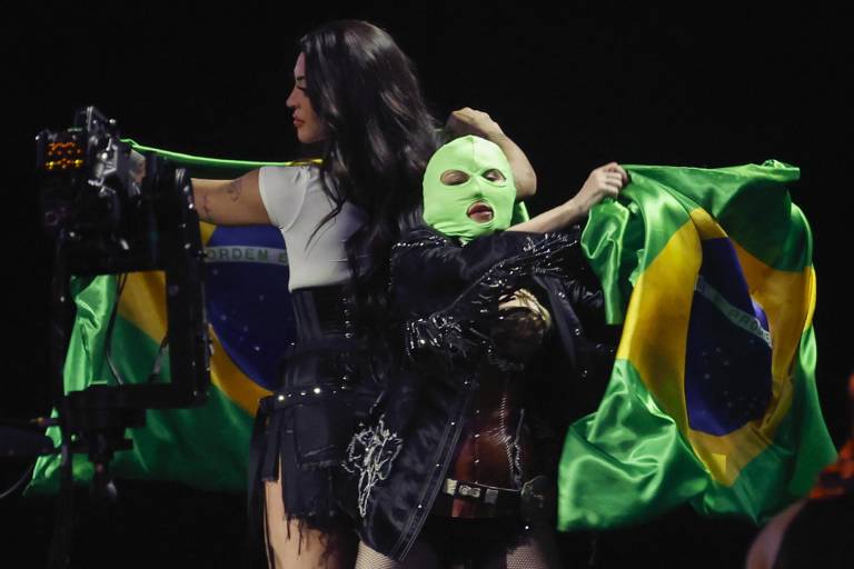 $!La cantante estadounidense Madonna (d) y la cantante brasileña Pablo Vittar agitan banderas de Brasil durante un ensayo este viernes, en la playa de Copacabana en Río de Janeiro.