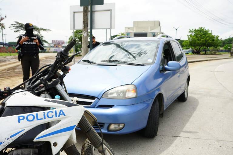 $!Fotos: delincuente es abatido durante enfrentamiento con policía tras el robo de un carro en Guayaquil