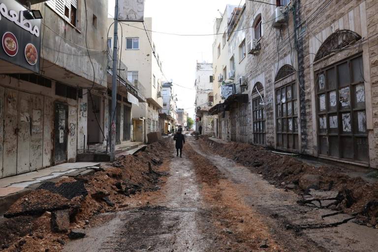 $!Un hombre camina por las calles destruidas del campo de refugiados de Yenín, en la Franja de Gaza, Palestina este lunes. Al menos 26.000 palestinos y 1.330 israelíes han muerto desde la incursión de Hamás en Israel el pasado 7 de octubre. EFE/ Alaa Badarneh.