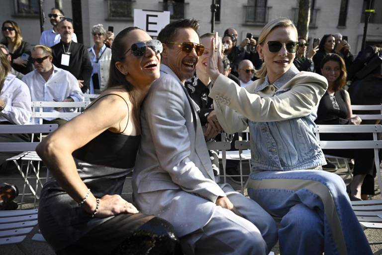 $!La actriz australiano-estadounidense Cate Blanchett y el actor estadounidense Robert Downey Jr, junto a su esposa Susan Downey, se sientan antes de asistir al desfile de Stella McCartney como parte de la Semana de la Moda de París.