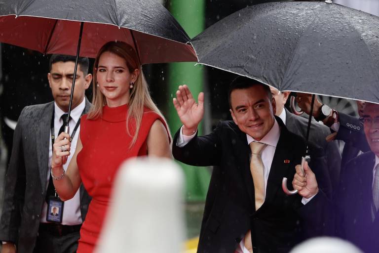 $!El presidente de Ecuador, Daniel Noboa (d) acompañado de su esposa Lavinia Valbonesi (i), llegan para asistir al acto de investidura.