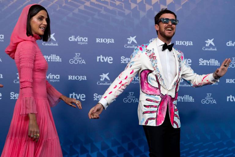 $!La actriz Macarena Gómez posa con su marido Aldo Comas para los medios gráficos en la alfombra roja de la XXXVII Gala de los Premios Goya.