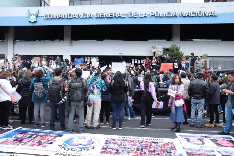 $!Protesta por muerte de María Belén Bernal llega al corazón de Policía: asesinos