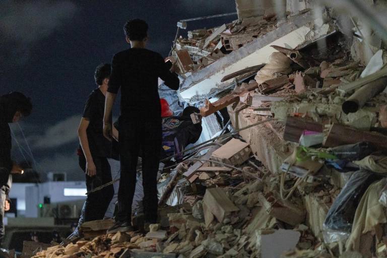 $!Personas buscan entre los escombros este miércoles, luego de dos fuertes terremotos que sacudieron el Caribe venezolano, en Caracas.