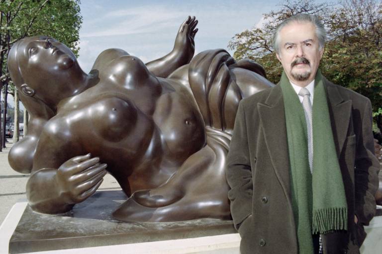 $!El escultor Fernando Botero posa frente a una de sus obras en los Campos Elíseos en París.