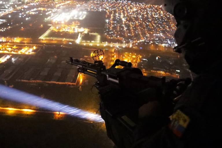 $!Fotografía tomada durante un recorrido de vigilancia aérea por Guayaquil en el marco del conflicto armado interno declarado por el presidente Daniel Noboa contra el crimen organizado.