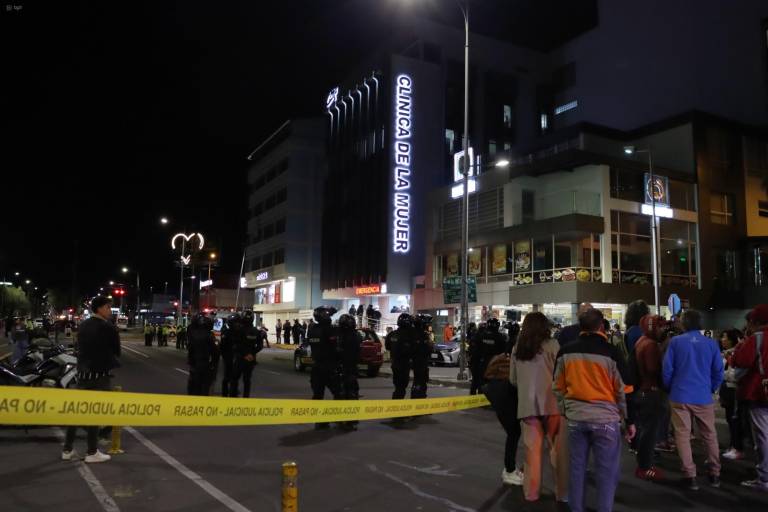 $!Fotografía de la escena del crimen, en la que se puede observar el Hospital de la Mujer, centro al que Villavicencio fue trasladado inmediatamente tras el ataque.