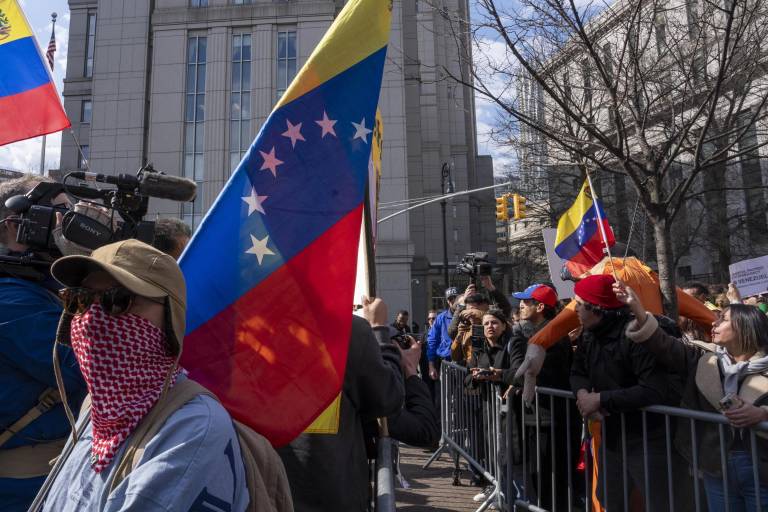 $!Personas ondean banderas de Venezuela durante una manifestación este jueves, frente a la corte federal de Nueva York (EE.UU.).
