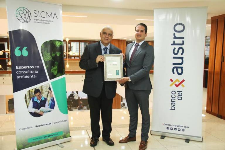 $!Remigio Moscoso Eljuri (izq.), gerente Nacional Administrativo de Banco del Austro; recibe el certificado entregado por SICMA.