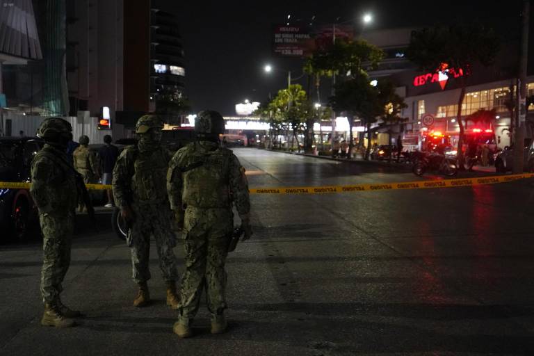 $!Militares vigilan la zona la Av. Joaquín Orrantia, en donde estalló a mediados de octubre un coche bomba, a las afueras del Mall del Sol.