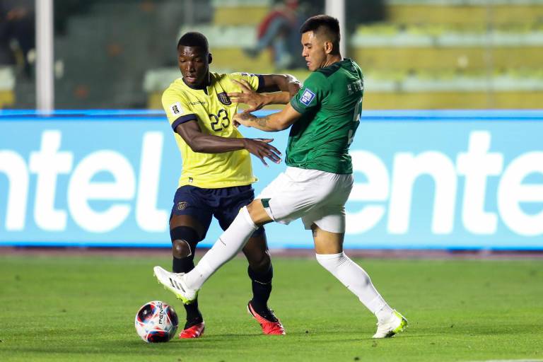 $!Héctor Cuellar (d) de Bolivia disputa el balón con Moisés Caicedo de Ecuador hoy, en un partido de las Eliminatorias Sudamericanas para la Copa Mundial de Fútbol 2026 entre Bolivia y Ecuador en el estadio Hernando Siles en La Paz (Bolivia).