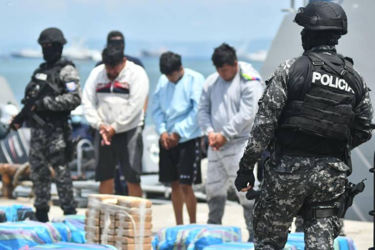 $!Tres detenidos con aproximadamente una tonelada de sustancias sujetas a fiscalización llegaron al puerto de Manta para ser puestos a disposición de las autoridades pertinentes, el 28 de enero de este año.