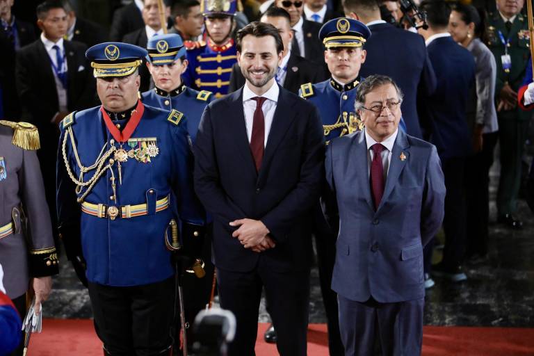 $!El presidente de la Asamblea Nacional, Niels Olsen (i), posa junto al presidente de Colombia, Gustavo Petro (d), este sábado, a su llegada a la Asamblea Nacional.