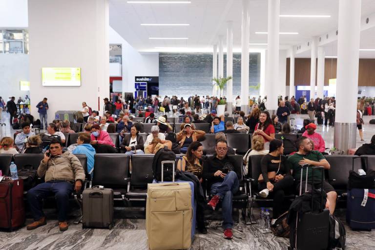 $!Pasajeros esperan en el Aeropuerto Internacional este lunes, en Guadalajara (México).