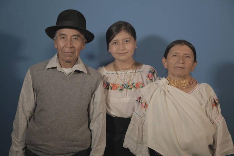$!Ñusta con sus padres María Celina Pillajo Pineda y Alberto Picuasi Cordova. Siempre la apoyaron en su inquieta exploración musical. Se dedican a la agricultura y la artesanía.