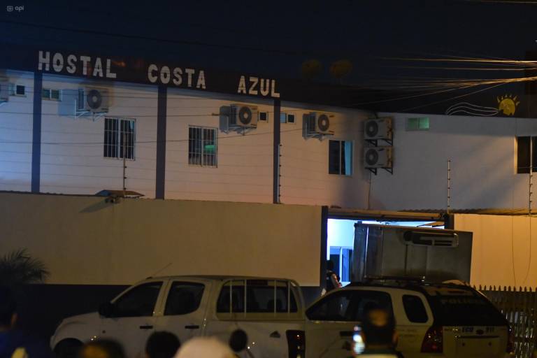 $!Fotografía que muestra a un vehículo de Medicina Legal ingresando al hostal.