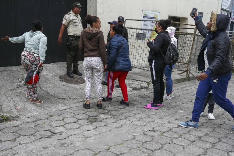 $!Familiares de reos gritan hoy, a las afueras de la cárcel de El Inca, de Quito.