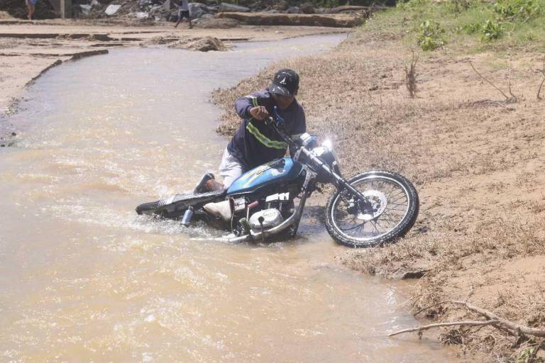 $!Todo un reto es cruzar el río Shusuña. Este motociclista se cayó de su moto mientras lo hacía.