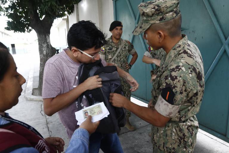 $!En varios recintos electorales de Guayaquil, como el ubicado en el Colegio 28 de Mayo, se realizó un registro minucioso a las personas que acudían a votar con mochilas y bolsos.