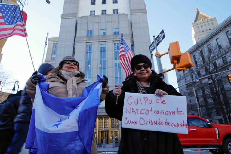 $!La gente protesta frente a un tribunal federal en Manhattan mientras comienza el juicio por tráfico de drogas contra el expresidente de Honduras Juan Orlando Hernández el 20 de febrero de 2024, en la ciudad de Nueva York.