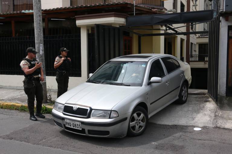 $!Vehículo sale de la Embajada de Cuba en Quito, que cerró este viernes 6 de marzo.