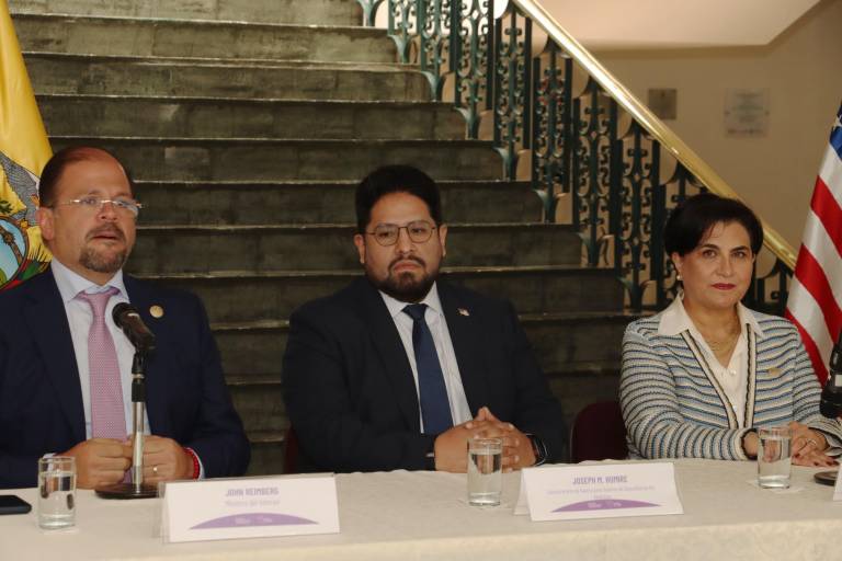 $!John Reimberg (izq.), Joseph M. Humire (c.) y Gabriela Sommerfeld (der.).