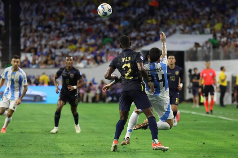 $!El mediocampista argentino Enzo Fernández (D) en acción contra el defensor ecuatoriano Félix Torres (I).