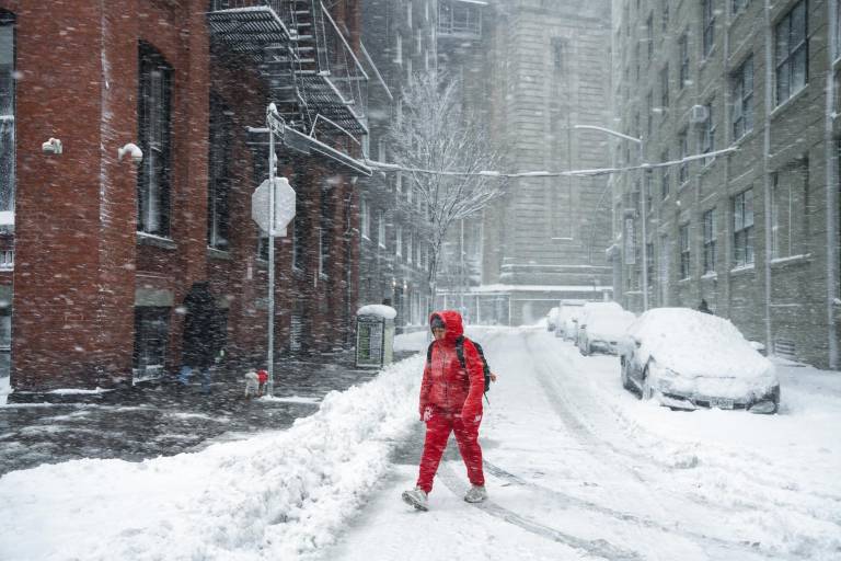 $!Un hombre camina durante la tormenta en Nueva York.