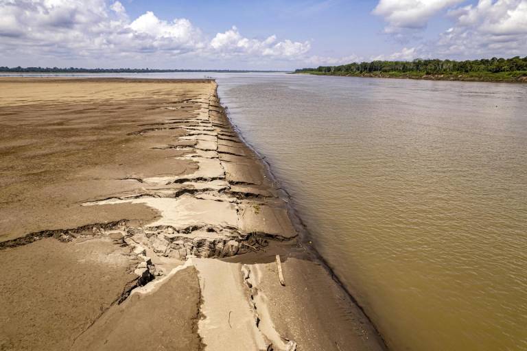 $!Fotografía cedida por WWF Colombia de una playa agrietada en mitad del río Amazonas, el 17 de octubre de 2023, en Puerto Nariño (Colombia).