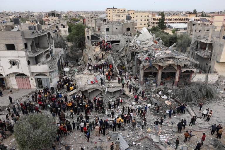 $!La gente busca supervivientes tras el bombardeo israelí en Rafah, en el sur de la Franja de Gaza, el 22 de noviembre de 2023, en medio de batallas en curso entre Israel y el movimiento palestino Hamás.