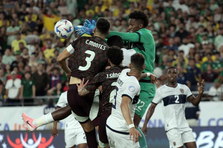 $!César Montes de México (L) y Alexander Domínguez de Ecuador (R) compiten por el balón durante el partido de fútbol del grupo B de la CONMEBOL Copa América 2024 entre México y Ecuador.