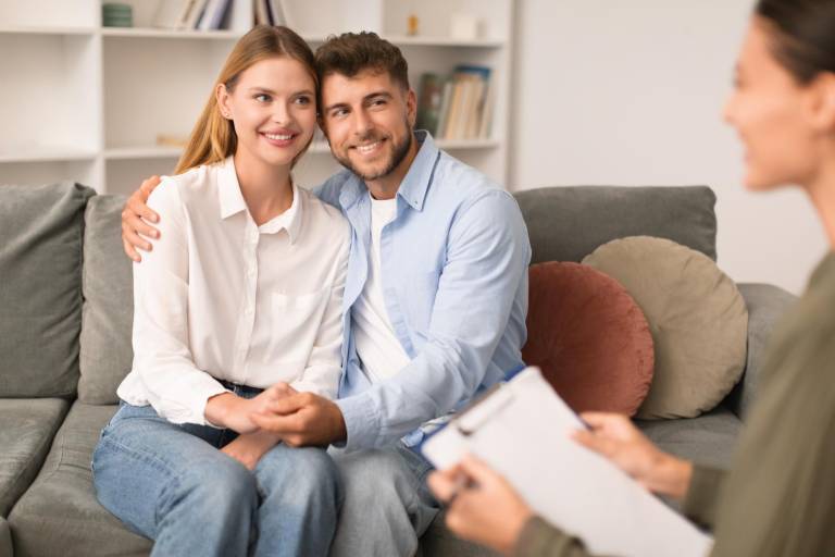 $!Son pocas las parejas que asumen la relación en público.