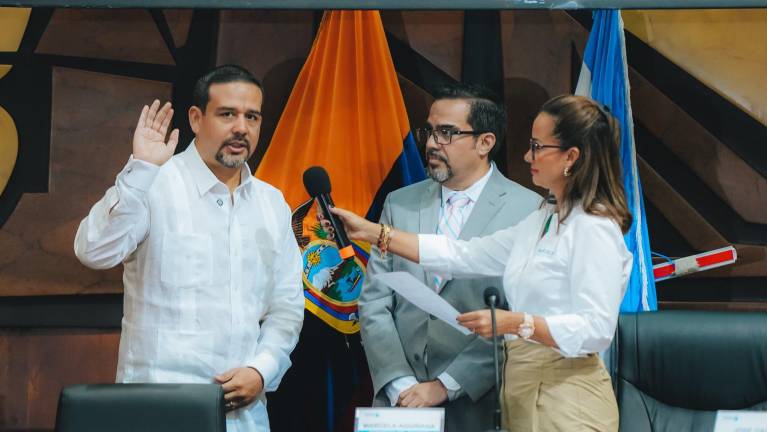 La posesión del viceprefecto Carlos Encalada a cargo de la prefecta Marcela Aguiñaga.