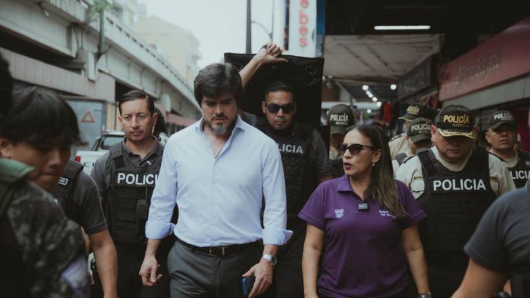 El ministro José De La Gasca junto a la gobernadora del Guayas, Zaida Rovira, recorriendo La Bahía en Guayaquil.
