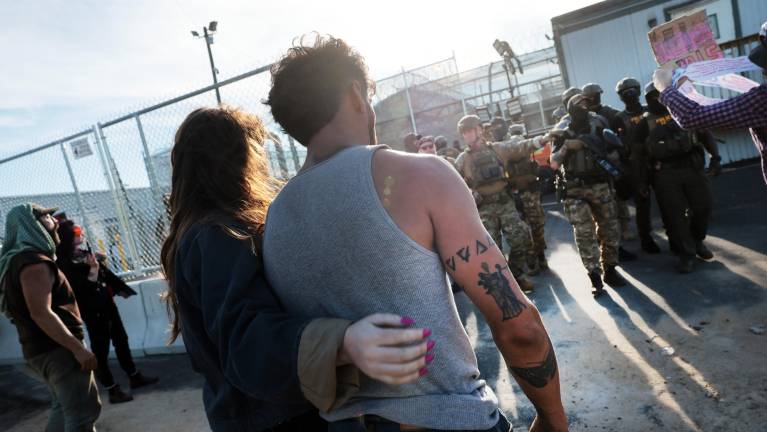 EE.UU. supera las 10.000 detenciones de migrantes en cinco días tras reforzar operativos, según NYT