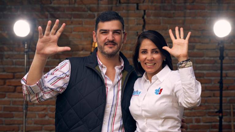 Fotografía en la que aparece Alvarez junto a la entonces candidata correísta, Luisa González.