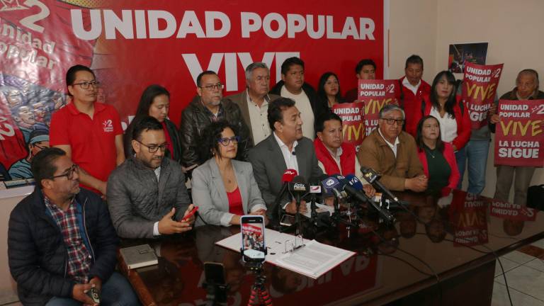 Rueda de prensa del movimiento Unidad Popular, encabezada por su dirigente Geovanni Atarihuana (C).