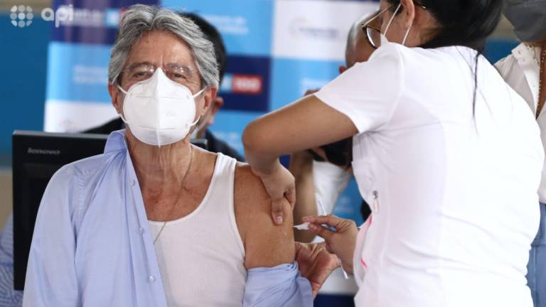 Guillermo Lasso recibió la primera dosis de la vacuna contra el covid-19