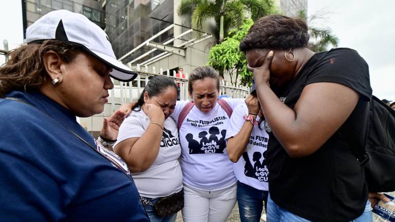 En Guayaquil, familiares de los menores recibieron la noticia del fallecimiento en las afueras de la audiencia de cargos contra los militares.