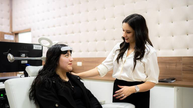 Una persona atiende a una paciente en una sala del Instituto de Neurociencias.