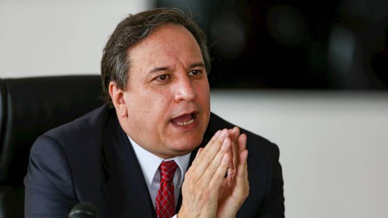 Ministro de Economía tilda de razonables precios de combustibles fijados en Ecuador