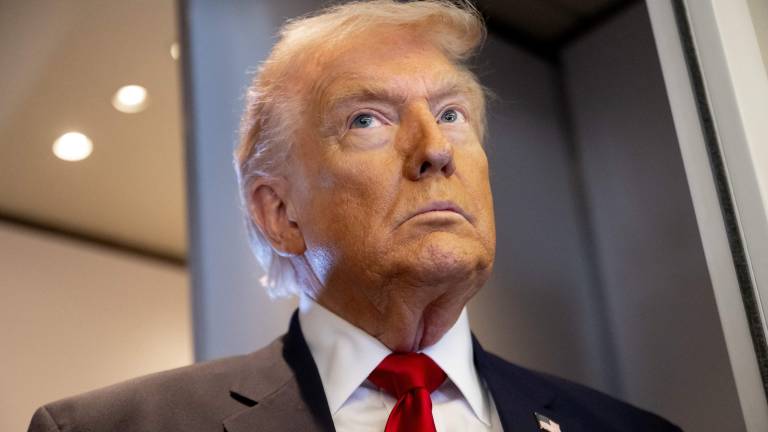 El presidente de Estados Unidos, Donald Trump, habla con los medios a bordo del Air Force One durante un vuelo de Dover.