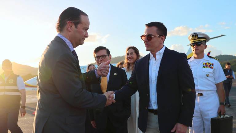 Fotografía cedida por la Cancillería de Panamá que muestra al presidente de Ecuador, Daniel Noboa (d), saludando al canciller de Panamá, Javier Martínez-Acha Vásquez (i).