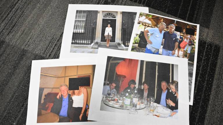 Esta ilustración muestra fotografías, incluidas las del expresidente estadounidense Bill Clinton, el cantante de los Rolling Stones Mick Jagger, el presidente de Virgin Group, Richard Branson y Ghislaine Maxwell.