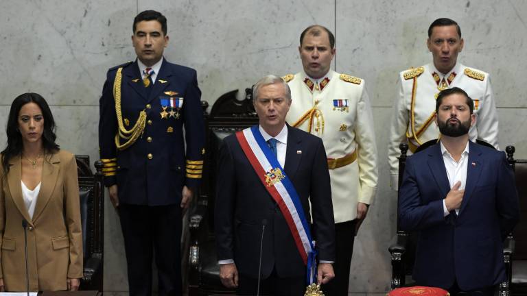 El nuevo presidente de Chile, José Antonio Kast, con la banda presidencial, y el presidente saliente, Gabriel Boric.