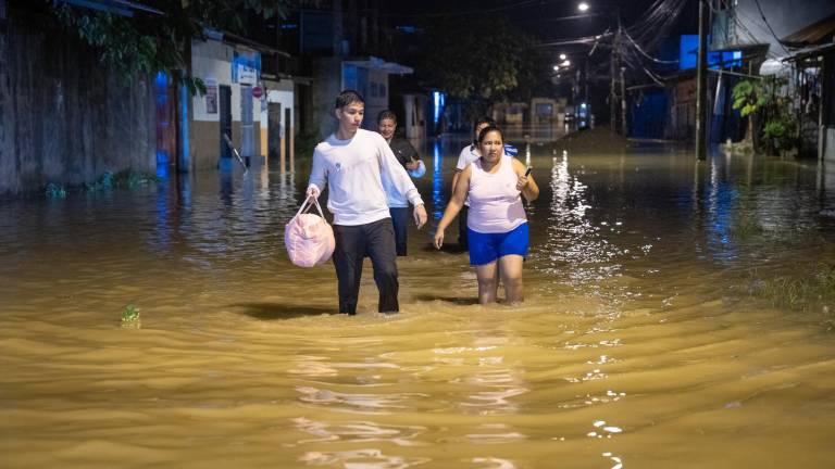 Babahoyo queda cada vez más aislado por inundaciones y cierre de vías tras fuertes lluvias