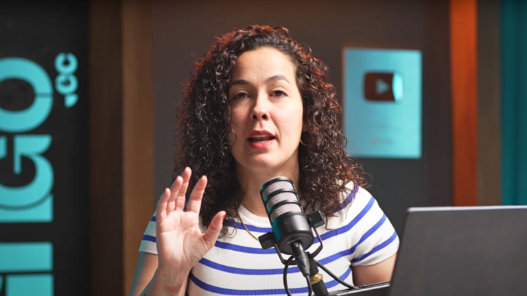 Alondra Santiago deja Ecuador tras revocatoria de visa y acusa al Gobierno de poner en riesgo su vida: promete regresar